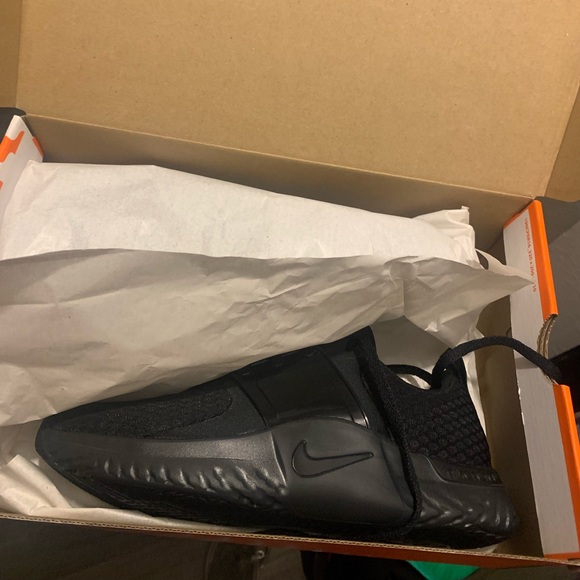 4 brand new nikes 7.5 in size all women or kids. - Picture 2 of 4